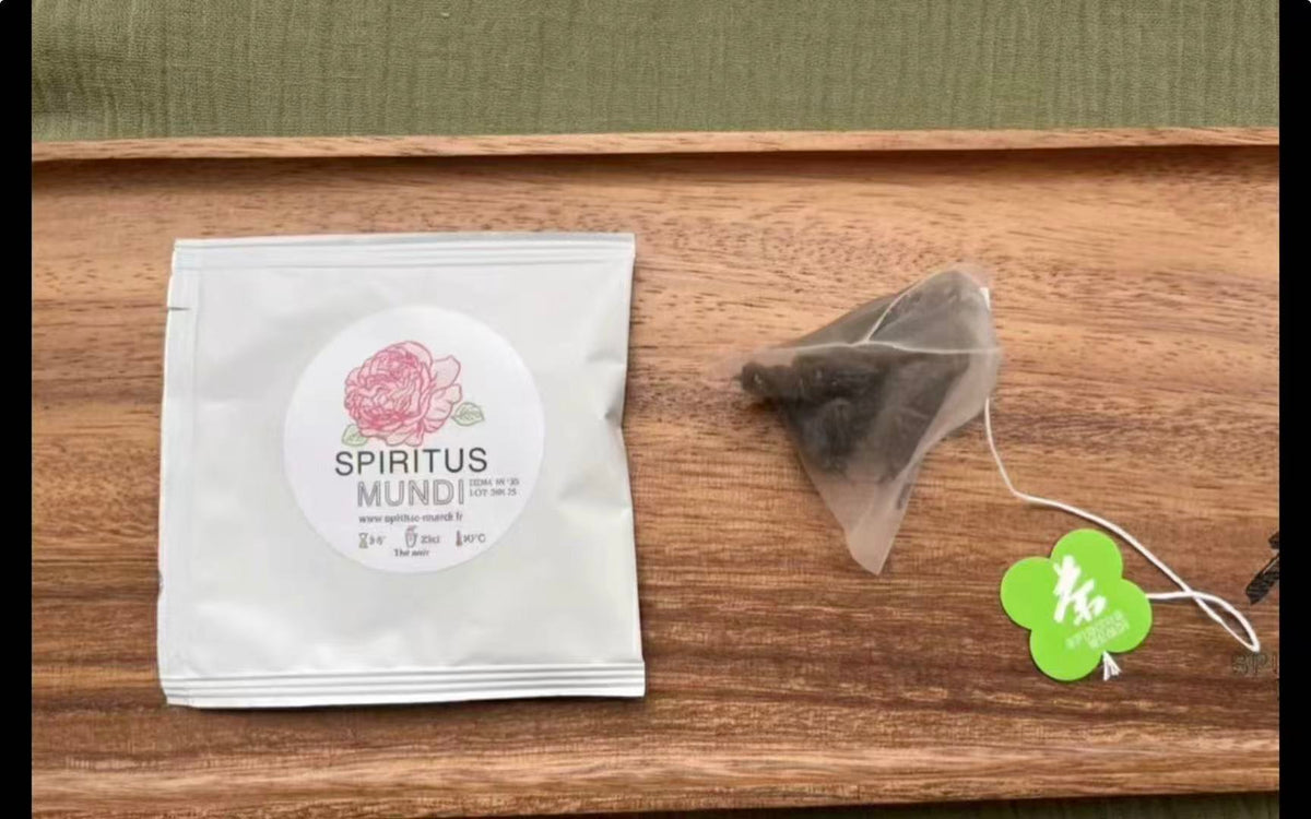 Sachet de thé Reine des Roses infusé en tasse