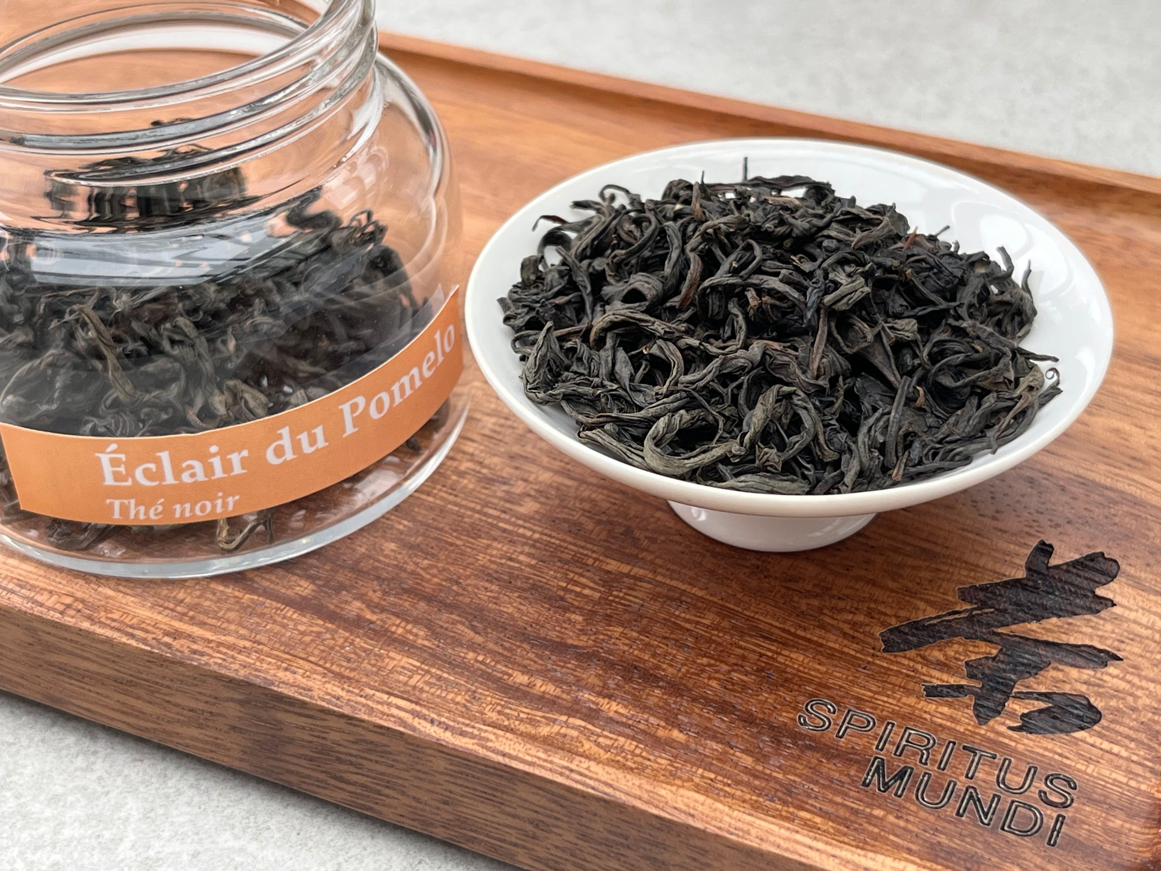 Éclair du Pomelo — Thé Noir 100g — La puissance rafraîchissante et fruitée du pomelo frais. Un thé vif et éclatant.