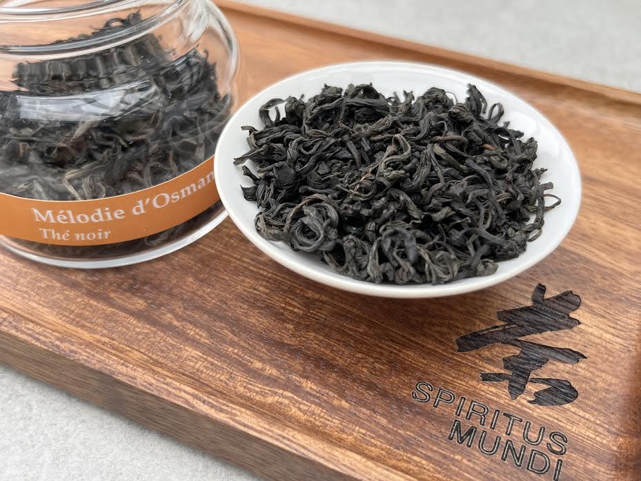 Mélodie d'Osmanthus — Thé Noir 100g — Douceur d'abricot confit, miel subtil. Un thé qui enveloppe.