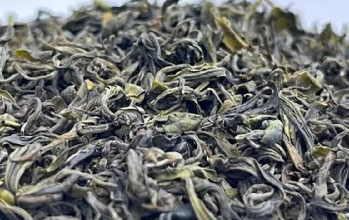 Thé Vert 100g — La pureté végétale des hautes montagnes. Vif, frais et désaltérant.