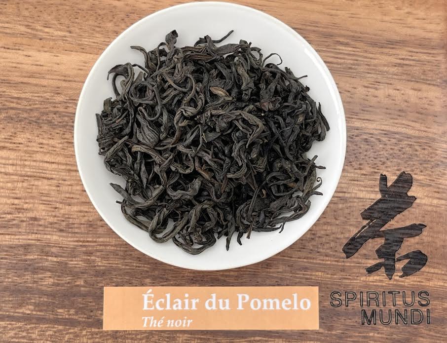 Éclair du Pomelo — Thé Noir 100g — La puissance rafraîchissante et fruitée du pomelo frais. Un thé vif et éclatant.