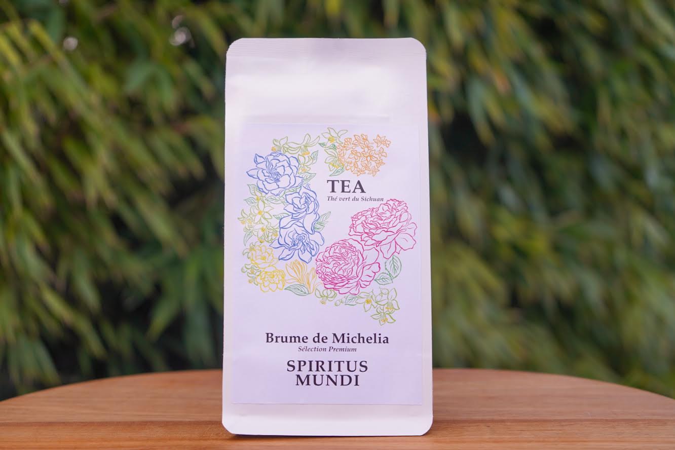 Brume de Michélia — Thé Vert 100g — Une fraîcheur intense, portée par un parfum de banane mûre aux accents floraux et vanillés.