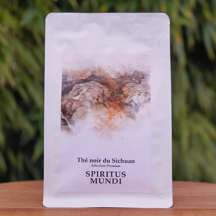 Thé Noir 100g — Le caractère des montagnes : une rondeur cuivrée, boisée et légèrement cacaotée.