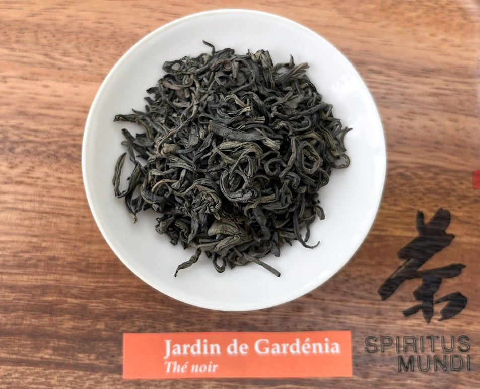Feuilles de thé noir Jardin de Gardénia parfumées aux fleurs fraîches