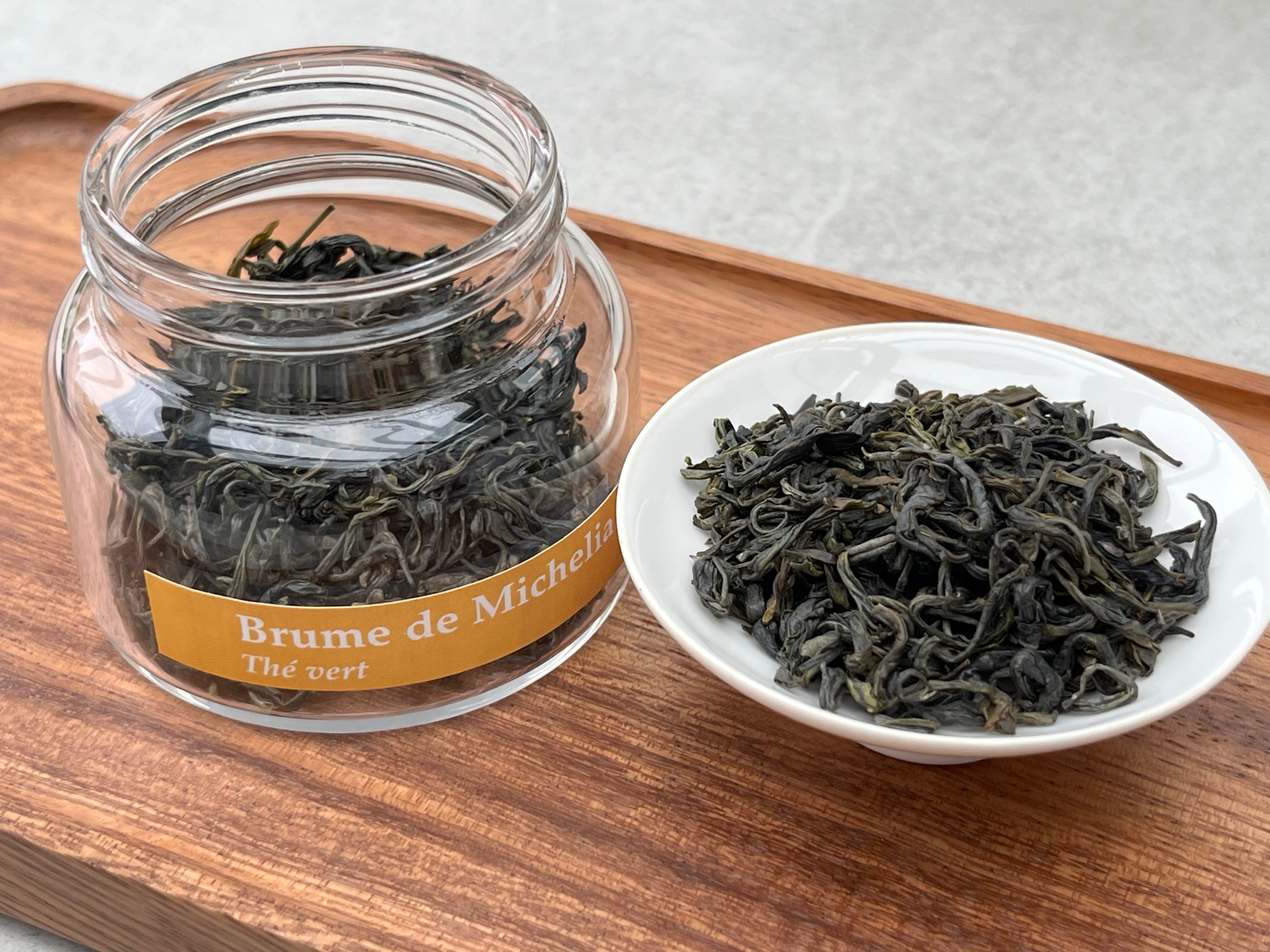 Brume  de  Michélia — Thé Vert  100g  — Une fraîcheur intense, portée par un parfum de banane mûre aux accents floraux et vanillés.