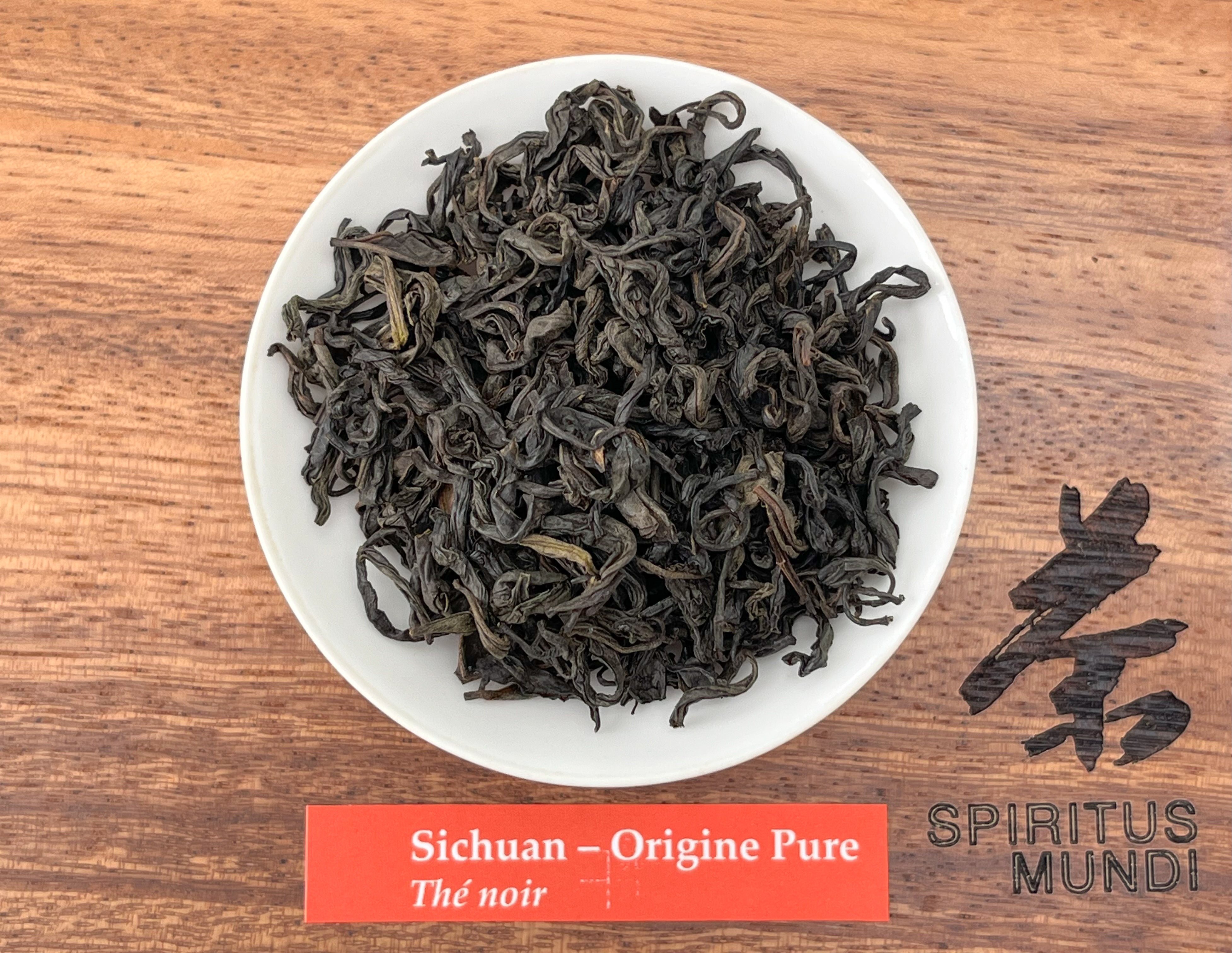 Thé Noir    100g — Le caractère des montagnes : une rondeur cuivrée, boisée et légèrement cacaotée.