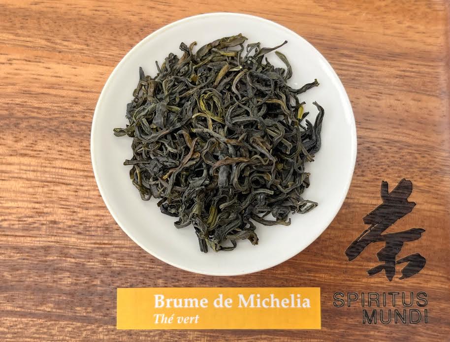 Brume  de  Michélia — Thé Vert  100g  — Une fraîcheur intense, portée par un parfum de banane mûre aux accents floraux et vanillés.