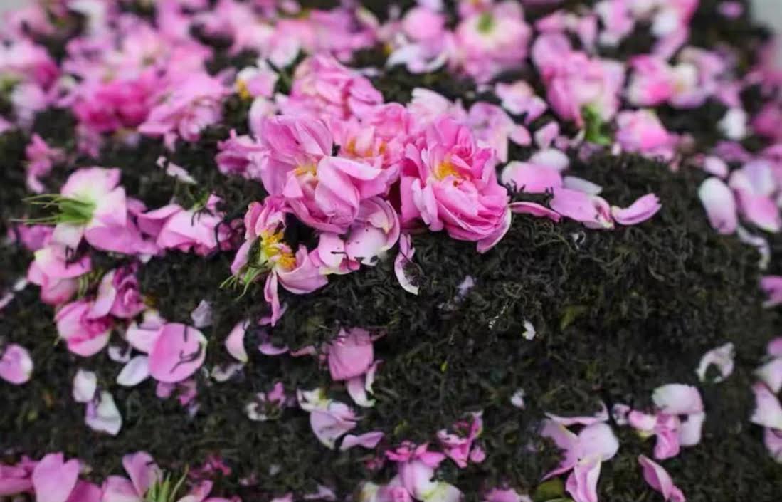 Thé noir Reine des Roses, thé noir du Sichuan infusé aux pétales de rose fraîche