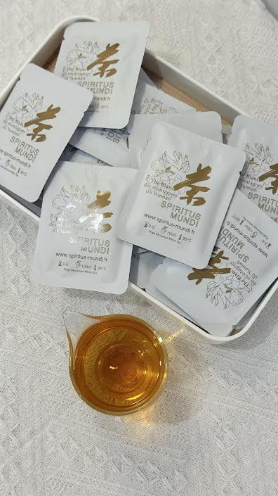 Brique de thé blanc Souffle Blanc coupée en deux