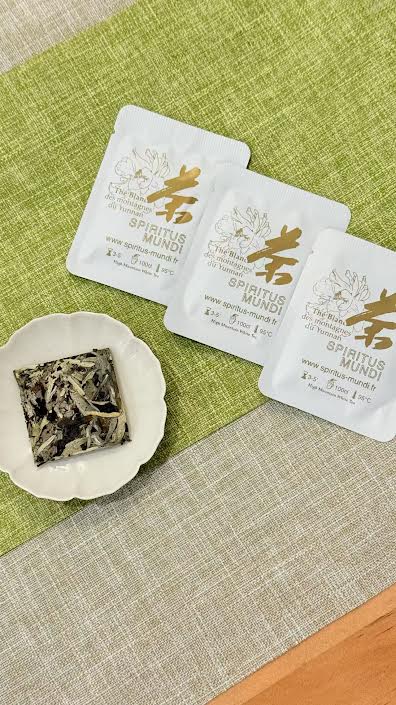 Thé Blanc du Yunnan "Souffle Blanc"  6 Briques de Thé Blanc (6 x 1 Litre)— La délicatesse des montagnes en portion. Une infusion parfaite, florale et veloutée.